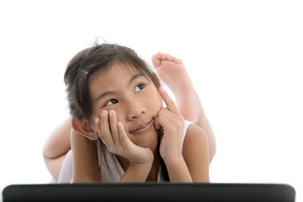 Asiatique enfant jouer lapton sur blanc plancher . — Photo