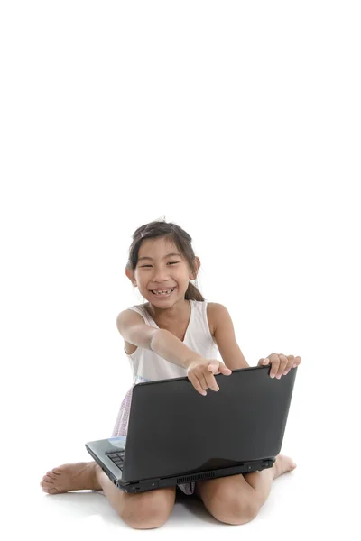 Feliz ásia criança jogar lapton no branco chão . — Fotografia de Stock