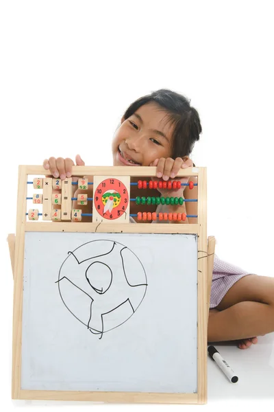 Asiatisches Kind zeichnet Fußball auf Whiteboard auf weißem Hintergrund. — Stockfoto