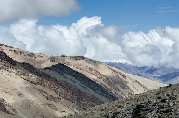 Cubierta de nieve en la cima de la montaña del Himalaya, al norte de la India —  Fotos de Stock