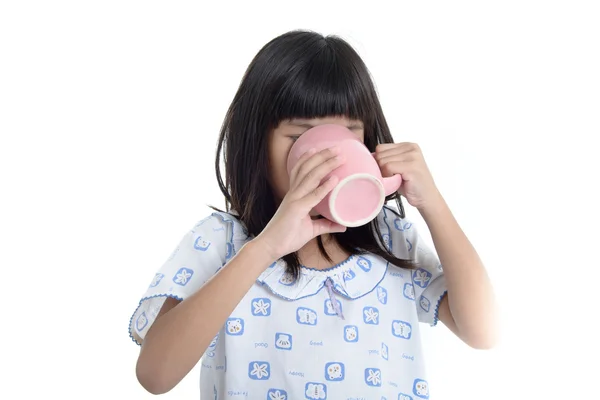 Belle fille hispanique portant un pyjama et tenant une tasse de mil — Photo