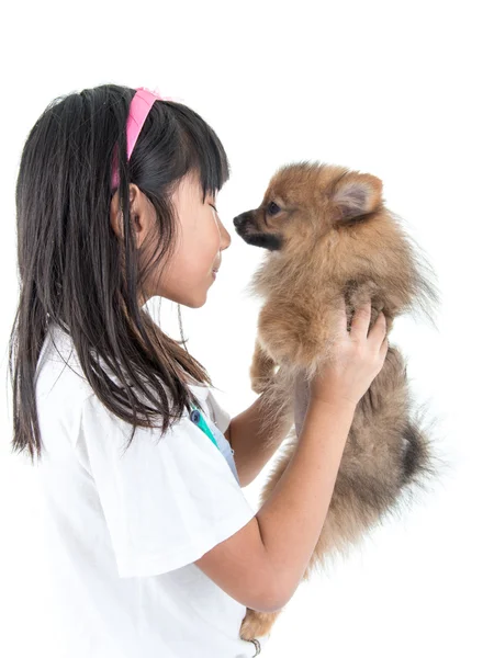 Cute asijské dítě s její šťastný pejsek — Stock fotografie