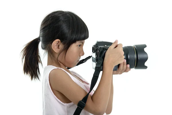 Kind hält DSLR-Kamera zum Fotografieren — Stockfoto