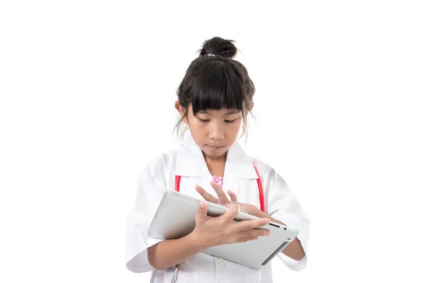 Ung kvinnlig läkare använder tablet - isolerade över en vit backgro — Stockfoto