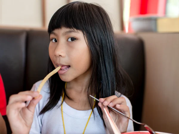 Menina asiática tendo seu almoço — Fotografia de Stock