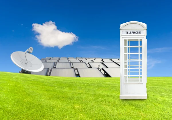 Hermoso paisaje con prado verde, y cabina de teléfono blanco — Foto de Stock