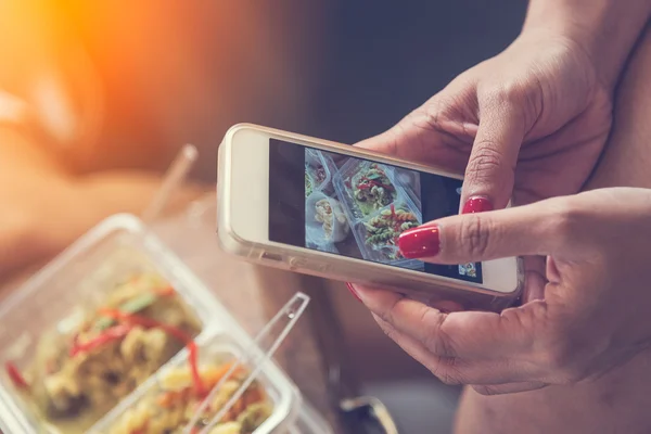 Feche as mãos da mulher clicando na imagem da comida. Mulher usando sm — Fotografia de Stock