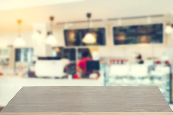 Расплывчатый фон кафе со столешницей для макета дисплея — стоковое фото
