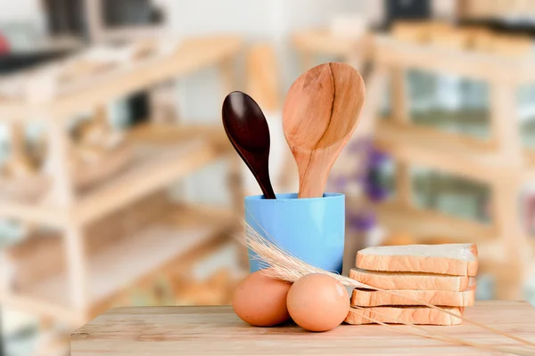 Uova, pane, orzo su tavolo di legno con panetteria di sfondo sfocato — Foto Stock