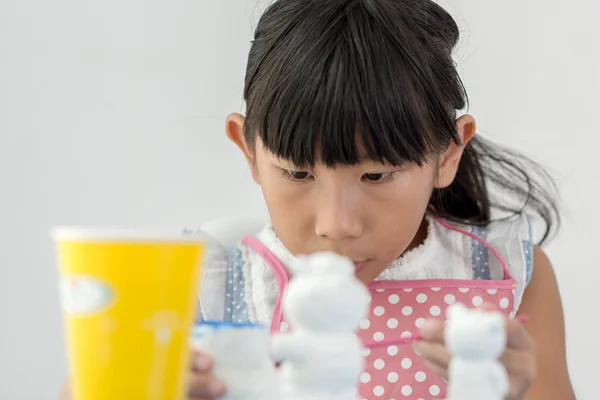 Aziatische kind schildert de kleuren van wit gips doll speelgoed op de — Stockfoto