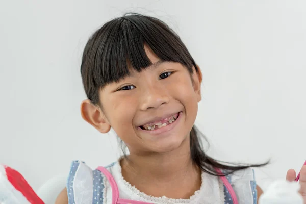 Asiatisches Kind lächelt beim Malen die Farben des weißen Gipses — Stockfoto