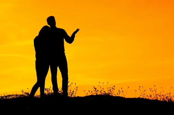 Silhueta de amante com pôr do sol — Fotografia de Stock