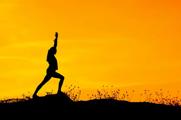 Silhouette di una bella donna Yoga al mattino con copyspa — Foto Stock