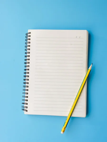 Cuadernos y lápiz sobre fondo azul — Foto de Stock