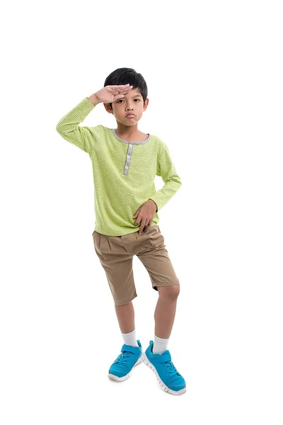Ganzkörperporträt eines coolen kleinen Jungen in trendiger Kleidung — Stockfoto