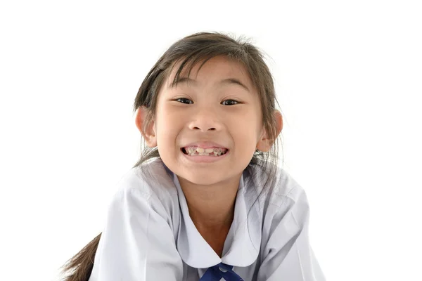 Heureux enfant asiatique en uniforme montrant ses dents cariées — Photo