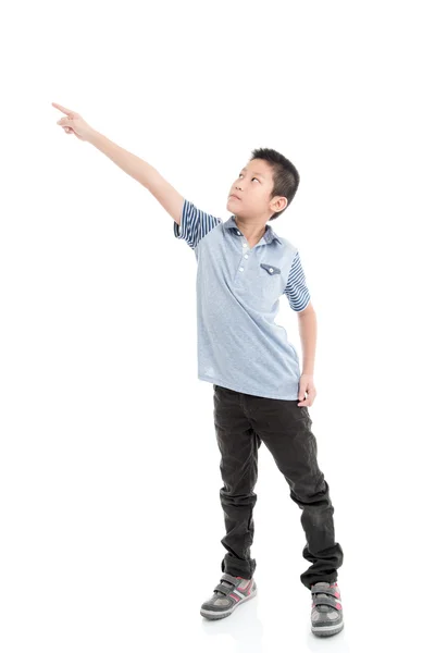 Азиатский мальчик указывает на белый фон . — стоковое фото