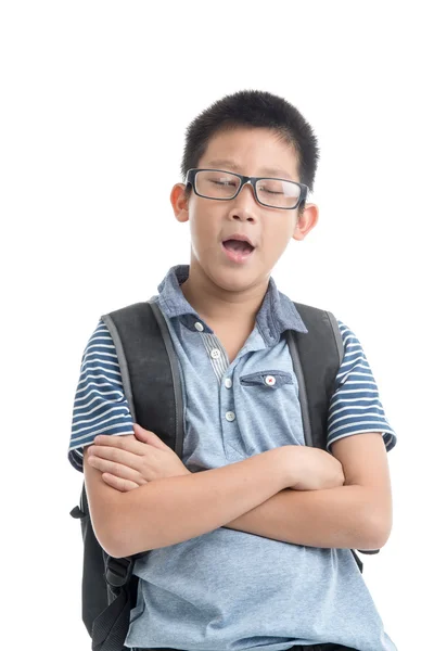 Asiatische Junge mit Brille gähnen auf weißem Hintergrund. — Stockfoto