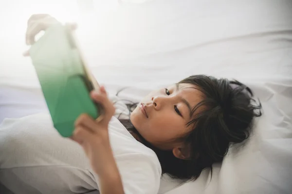 Kind meisje gelukkig kijken slimme telefoon. Aziatische kind — Stockfoto