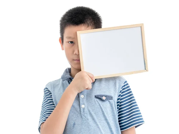 Pojken håller whiteboard på vit bakgrund. — Stockfoto