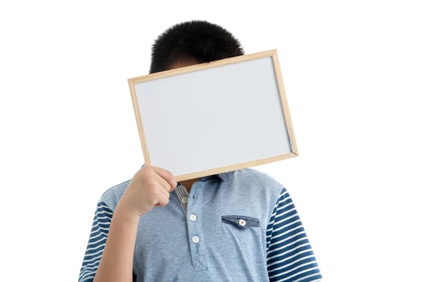 Pojken håller whiteboard på vit bakgrund. — Stockfoto