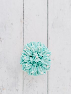 İnci doğum günü kek ahşap masa üzerine tereyağı krema krema ile.