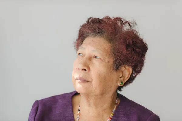 Asyalı yaşlı kadın doğal ışık ile portresi — Stok fotoğraf