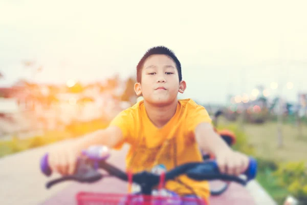 Asiatischer Junge, der abends Fahrrad fährt. Sportkonzept — Stockfoto