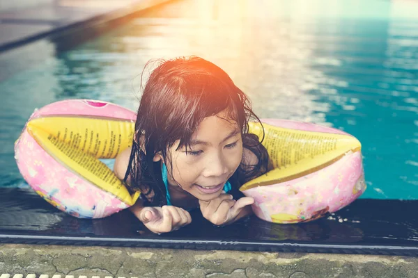 Asiatico ragazza nuoto in piscina — Foto Stock