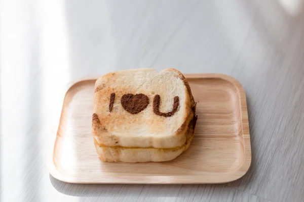 Me encanta tu mensaje sobre tostadas en mesa de madera y luz de la mañana . — Foto de Stock