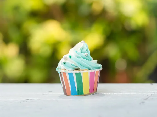 Bolo de aniversário pérola com creme de manteiga de gelo wiht bokeh backgr — Fotografia de Stock