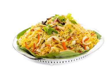 beyaz üzerine tavada kızartılmış erişte.