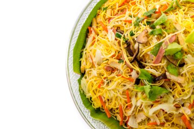 beyaz üzerine tavada kızartılmış erişte.