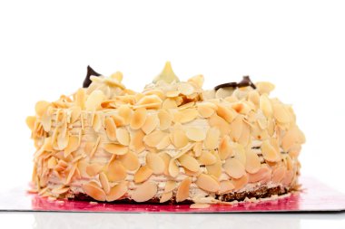 beyaz zemin üzerine kahve bademli kek