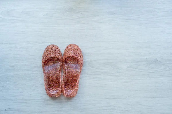 Sapatos glitter no chão de madeira cinza . — Fotografia de Stock