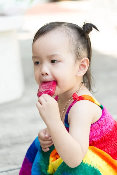 Niedliche Mädchen essen schmelzendes Eis — Stockfoto