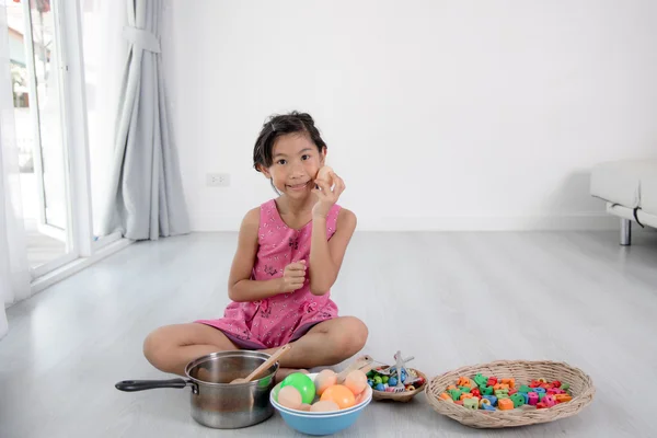 アジア人の子供が家でシェフを演じる. — ストック写真