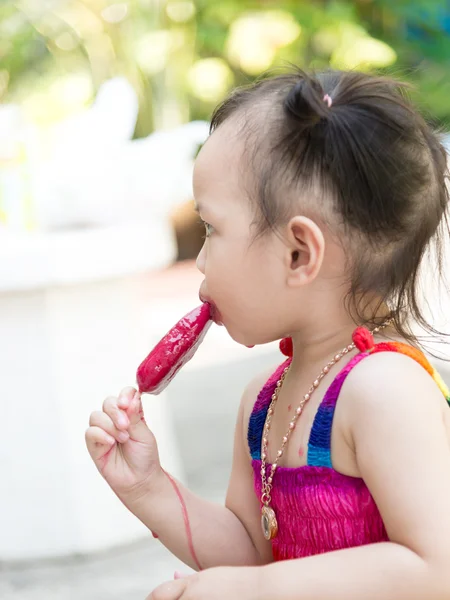Carino ragazza mangiare sciogliere il gelato — Foto Stock