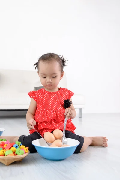 Asiatico ragazza giocare un cuoco a casa . — Foto Stock