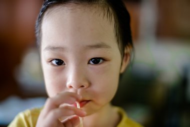 Şirin Asyalı kız kapatın.