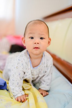 Yatakta mutlu Asya bebek.