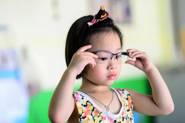 Kleine asiatische Mädchen mit Brille. — Stockfoto