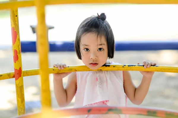 Asiatico bambino giocare in il divertimento parco — Foto Stock