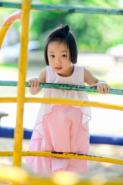 Азіатські маленька дитина грає в Луна-парк — стокове фото