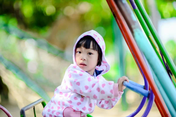 Asiático pequeño niño jugando en el parque de atracciones — Foto de Stock