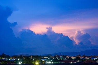 Sabah yükselen güneş.