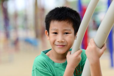 Asyalı çocuk parkında oynayan.