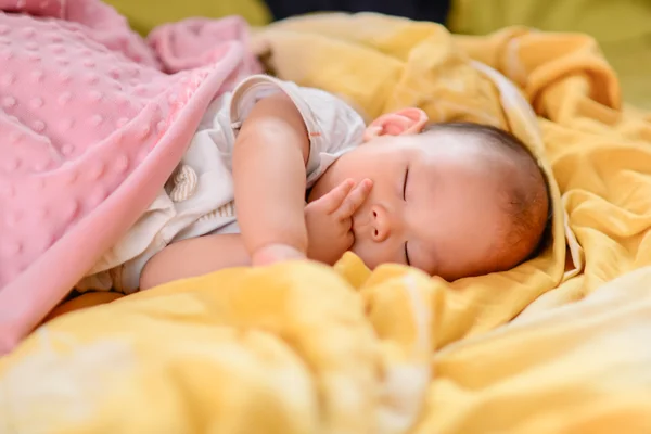 Gelukkig Aziatische baby op bed. — Stockfoto