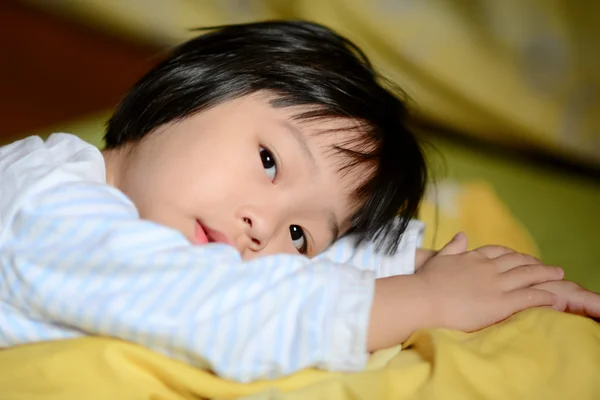 Gadis Asia dengan handuk putih berbaring di tempat tidur . — Stok Foto