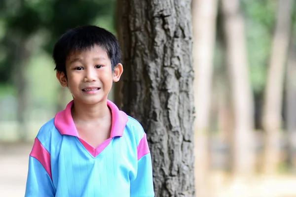 Asiatische junge in die park. — Stockfoto